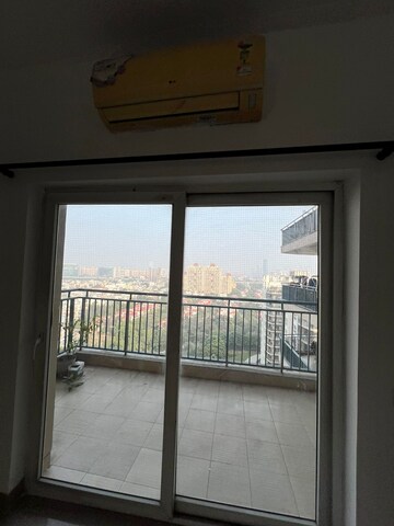 Room in 3.5 BHK Apartment at Spaze Privy, Sector 72 – for Rent