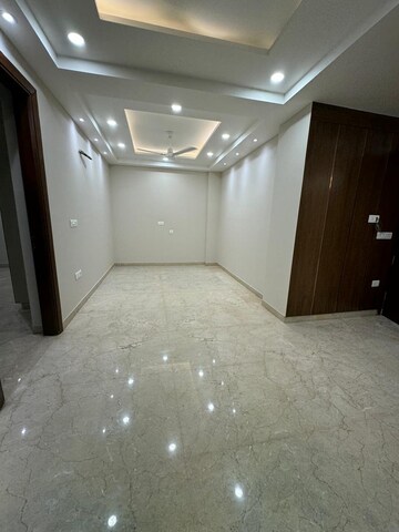 Room in 3.5 BHK Builder Floor at Paschim Vihar – for Rent