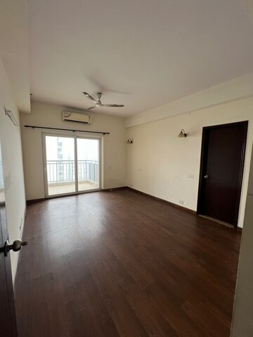 Room in 3.5 BHK Apartment at Spaze Privy, Sector 72 – for Rent