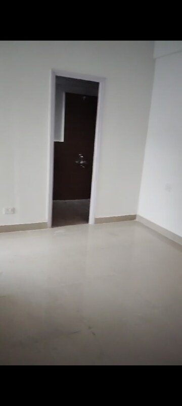 Room in 2 BHK Apartment at Suncity Avenue 76, Sector 76 – for Rent