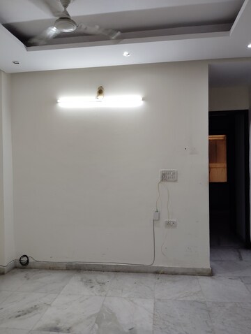 Room in 2.5 BHK Apartment at Paschim Vihar – for Rent