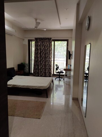 Living Room in 4 BHK Apartment at Santacruz West – for Rent