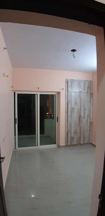 Room in 2 BHK Apartment at Nimbus The Express Park View II, Chi V Greater Noida – for Rent
