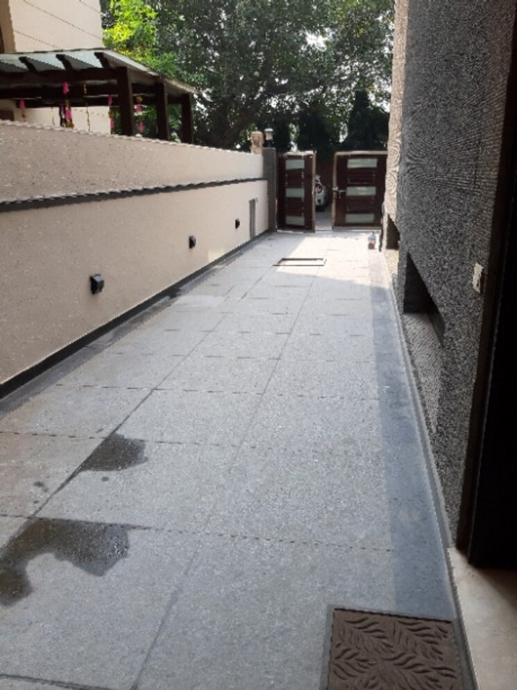  Parking, jor bagh 6 Bedroom 375 Sq.Yd. Villa In Jor Bagh Delhi 8101242