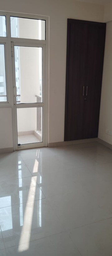 Room in 2 BHK Apartment at Wave Executive Floors, Wave City – for Rent