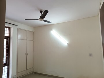 Room in 3 BHK Builder Floor at Unitech Woodstock Floors, Sector 50 – for Rent