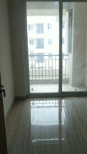 Room in 2.5 BHK Apartment at Amrapali Golf Homes, Sector 4, Greater Noida – for Rent