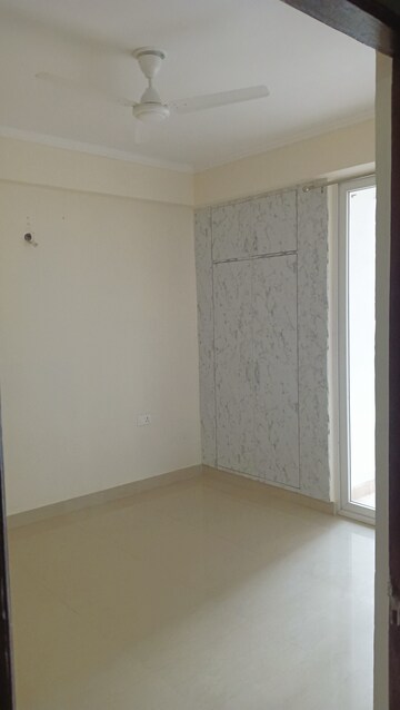 Room in 3 BHK Apartment at Amrapali Golf Homes, Sector 4, Greater Noida – for Rent