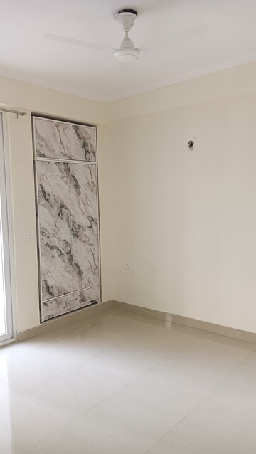 Room in 3 BHK Apartment at Amrapali Golf Homes, Sector 4, Greater Noida – for Rent