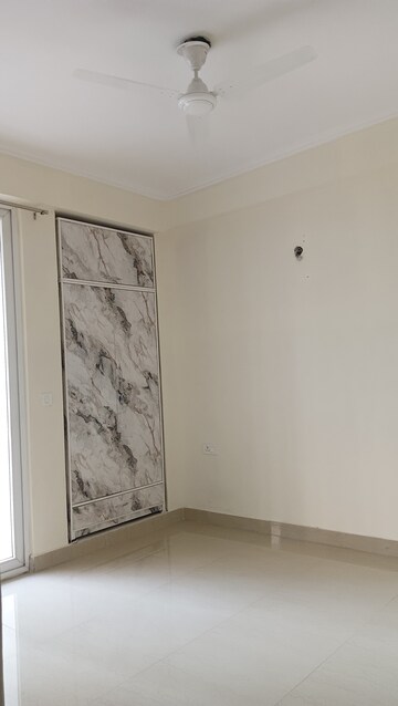 Room in 3 BHK Apartment at Amrapali Golf Homes, Sector 4, Greater Noida – for Rent