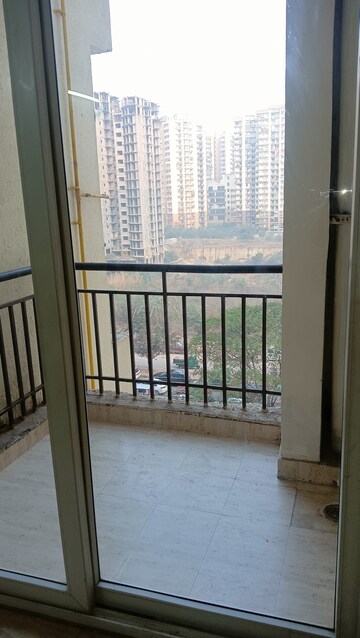 Room in 3 BHK Apartment at Amrapali Golf Homes, Sector 4, Greater Noida – for Rent