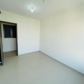 Room in 2 BHK Apartment at Kalpataru Paramount A, Majiwada – for Rent