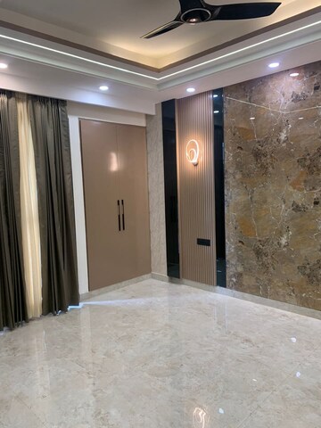 Room in 4 BHK Apartment at M3M Latitude, Sector 65 – for Rent