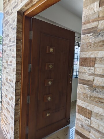 Furnished Amenities in 2 BHK Apartment at Indiranagar – for Rent