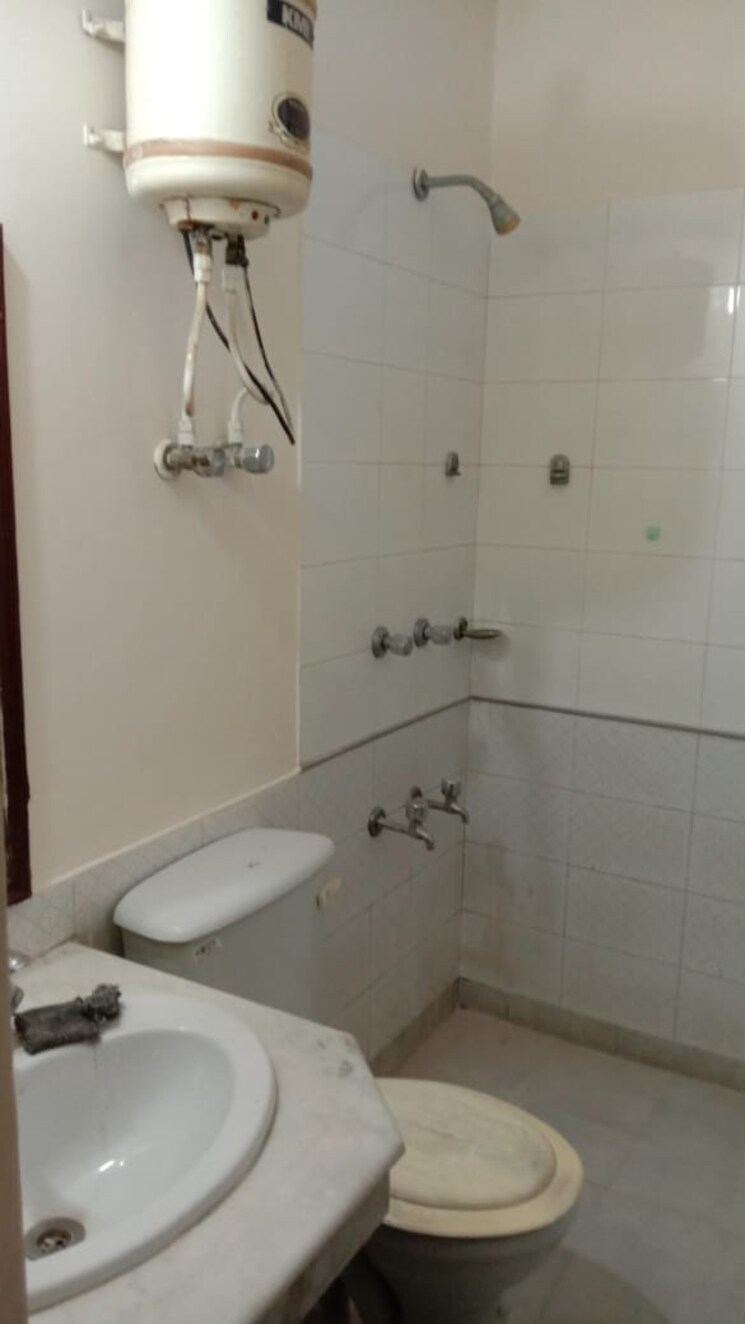 Bathroom, ss-southend-floors 2 Bedroom 1900 Sq.Ft. Builder Floor In South City 2 Gurgaon 8101617
