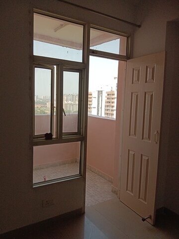 Room in 2.5 BHK Apartment at Supertech Cape Town, Sector 74 – for Rent