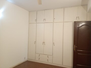 Room in 4 BHK Apartment at DLF Belvedere Towers, Sector 24 – for Rent