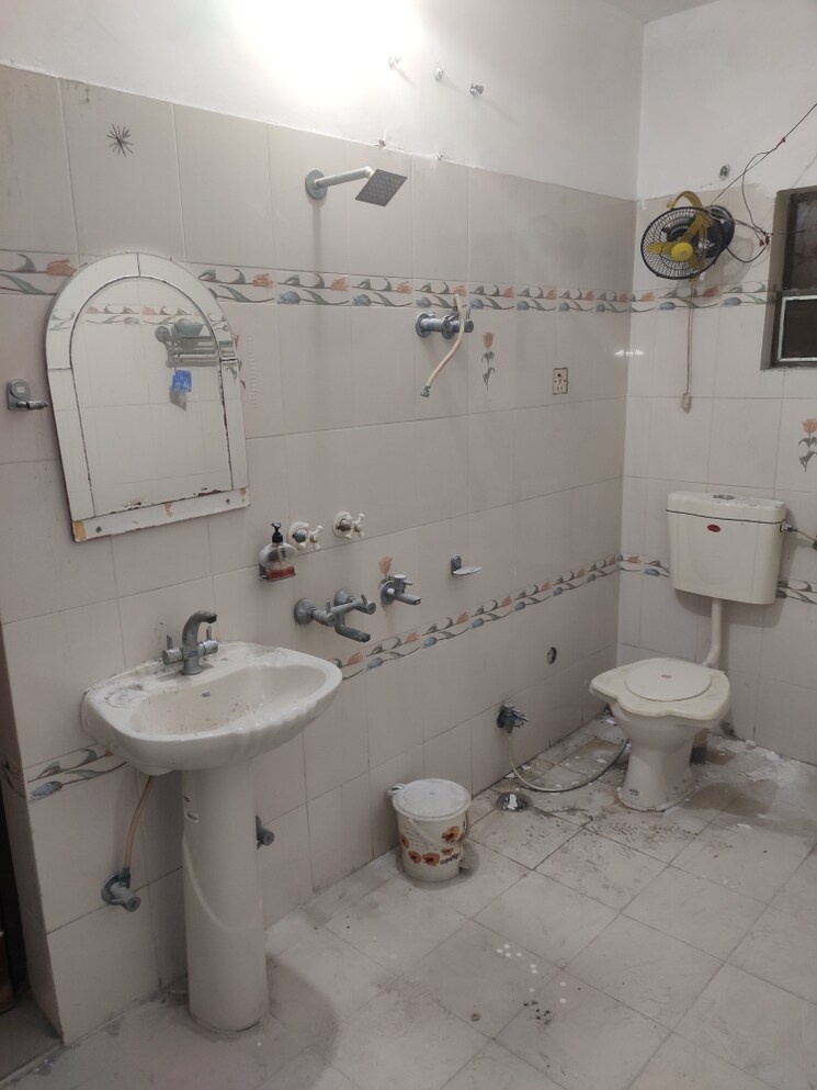 Bathroom, aliganj 4 Bedroom 1800 Sq.Ft. Independent House In Aliganj Lucknow 8101844