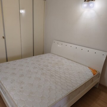 Bedroom in 3 BHK Apartment at Dlf Phase V – for Rent
