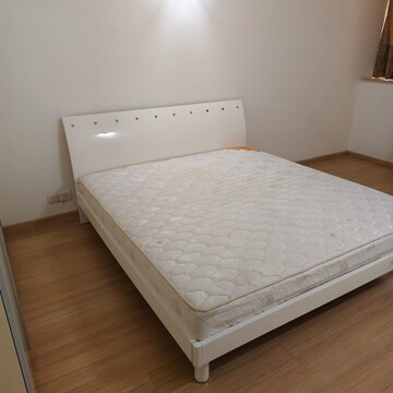 Bedroom in 3 BHK Apartment at Dlf Phase V – for Rent