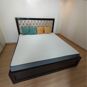 Bedroom in 3 BHK Apartment at Dlf Phase V – for Rent