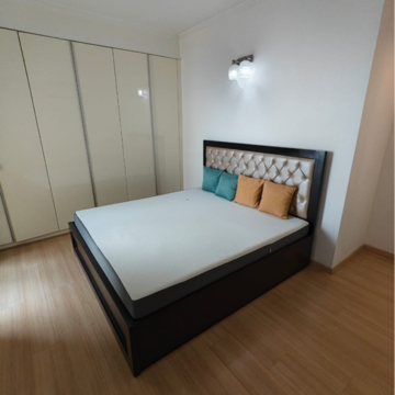 Bedroom in 3 BHK Apartment at Dlf Phase V – for Rent