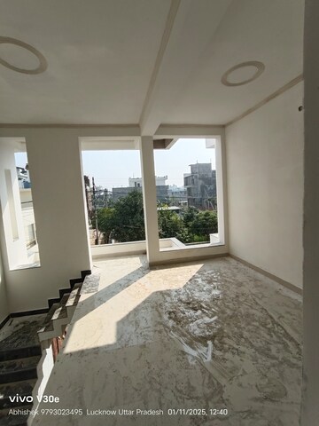 Room in 3 BHK Independent House at Jankipuram Extension – for Sale