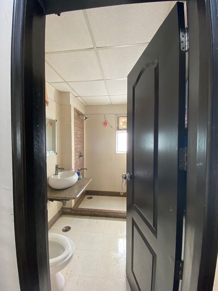 Bathroom, sunworld-vanalika 4 Bedroom 2650 Sq.Ft. Apartment In Sector 107 Noida 8101917