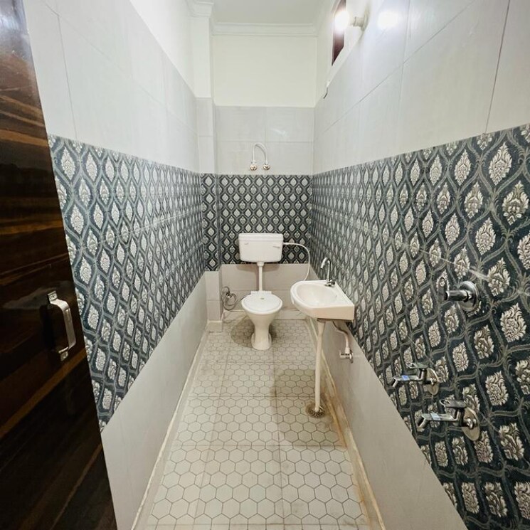 Bathroom, dlf ankur vihar 2 Bedroom 820 Sq.Ft. Builder Floor In Dlf Ankur Vihar Ghaziabad 8101933