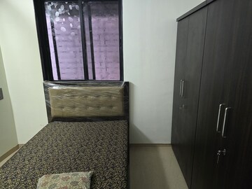 Room in 4 BHK Apartment at Bandra West – for Rent