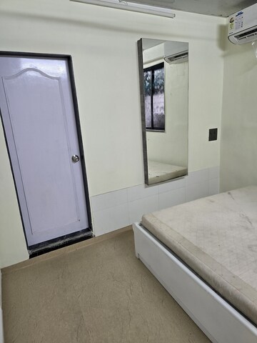 Room in 4 BHK Apartment at Bandra West – for Rent