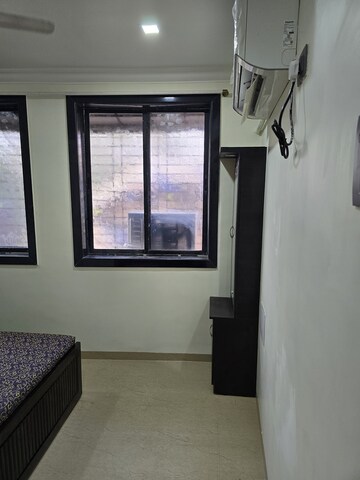 Room in 4 BHK Apartment at Bandra West – for Rent