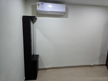 Room in 4 BHK Apartment at Bandra West – for Rent