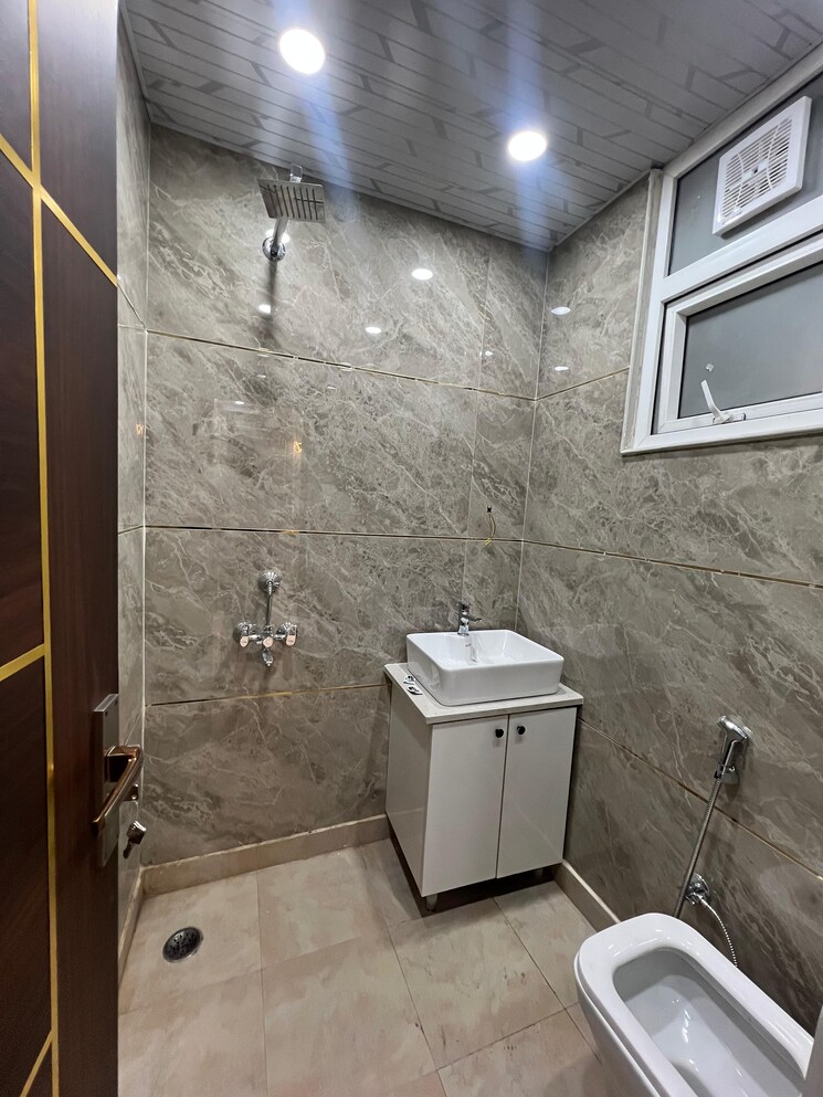 Bathroom, niti khand 3 Bedroom 1000 Sq.Ft. Builder Floor In Niti Khand Ghaziabad 8102111