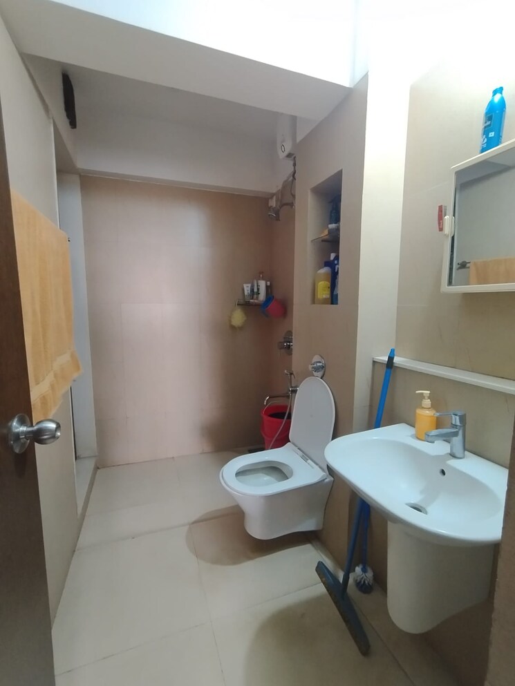 Bathroom, lodha-splendora-tierra 2.5 Bedroom 850 Sq.Ft. Apartment In Ghodbunder Road Thane 8102112