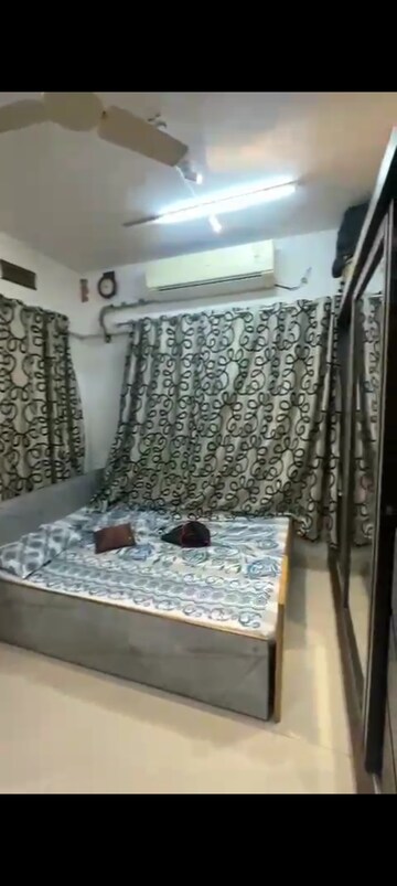 Bedroom in 3 BHK Apartment at Jogeshwari West – for Rent