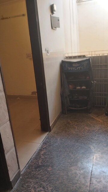 Furnished Amenities in 2.5 BHK Builder Floor at Mayur Vihar – for Rent
