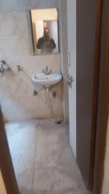 Furnished Amenities in 2.5 BHK Builder Floor at Mayur Vihar – for Rent