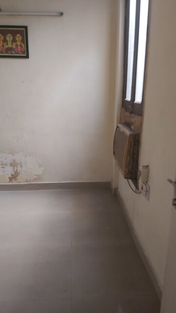 Furnished Amenities in 2.5 BHK Builder Floor at Mayur Vihar – for Rent