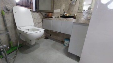 Master Bedroom in 5 BHK Apartment at Shiv Parvati Apartments Andheri, Andheri West – for Sale