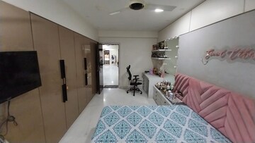 Bedroom in 5 BHK Apartment at Shiv Parvati Apartments Andheri, Andheri West – for Sale