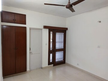 Room in 3.5 BHK Apartment at Vasant Kunj – for Rent