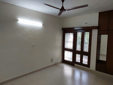 Room in 3.5 BHK Apartment at Vasant Kunj – for Rent