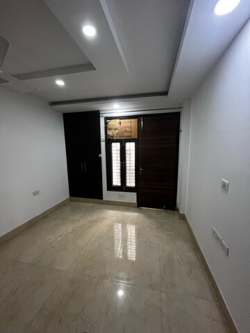 Room in 3 BHK Apartment at Chattarpur – for Rent