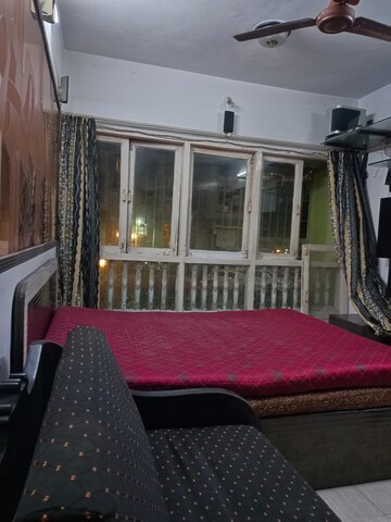 Bedroom in 2 BHK Apartment at Andheri West – for Rent
