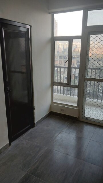 Room in 2.5 BHK Apartment at Gaur City 2 - 10th Avenue, Sector 16c Greater Noida – for Rent