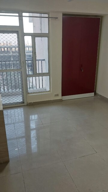 Room in 2.5 BHK Apartment at Gaur City 2 - 10th Avenue, Sector 16c Greater Noida – for Rent