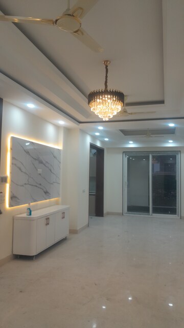 Furnished Amenities in 4 BHK Builder Floor at Unitech South City II, Sector 50 – for Rent