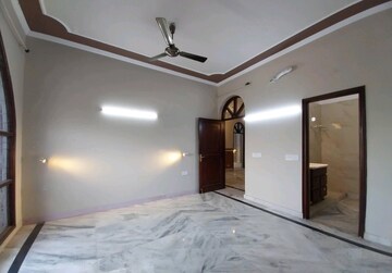 Room in 4 BHK Builder Floor at RWA Apartments, Sector 31 – for Rent