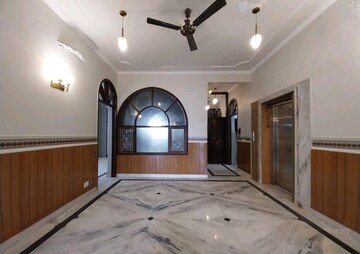 Room in 4 BHK Builder Floor at RWA Apartments, Sector 31 – for Rent